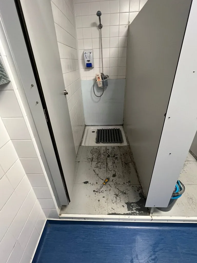 Receveur de douche et sol en phase de préparation