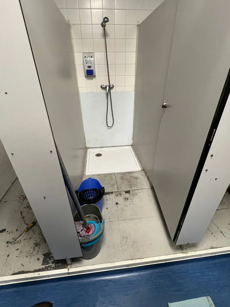 Zone de douche finalisée avec sol étanchéifié