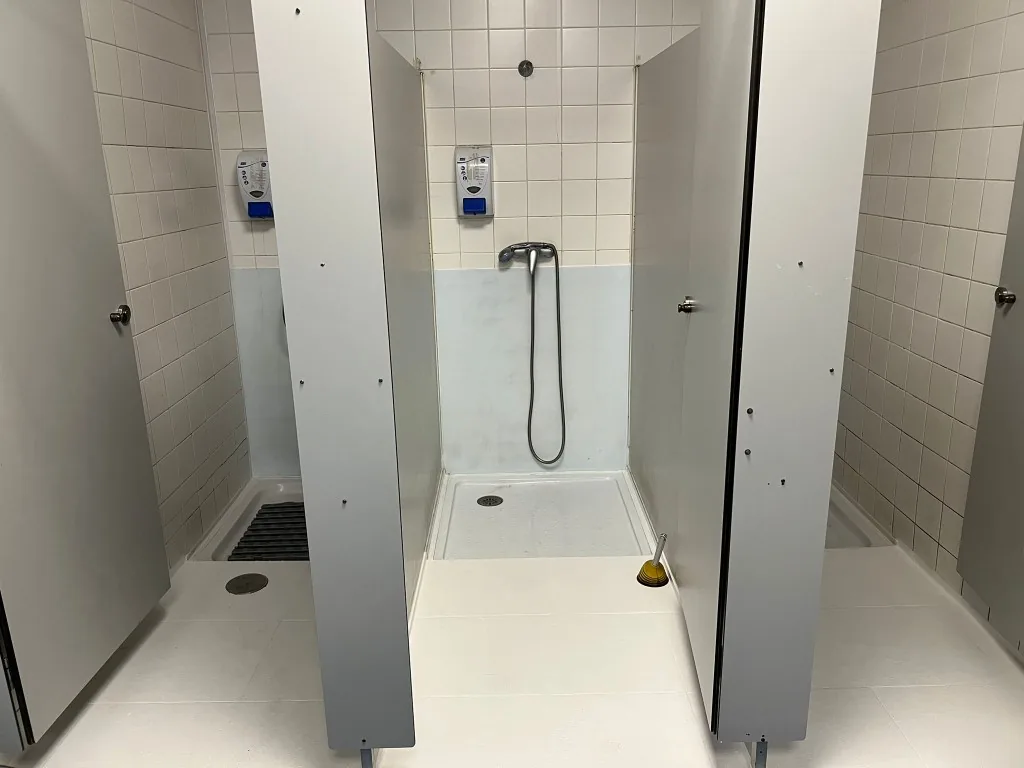 Sol de salle de bain prêt après étanchéification