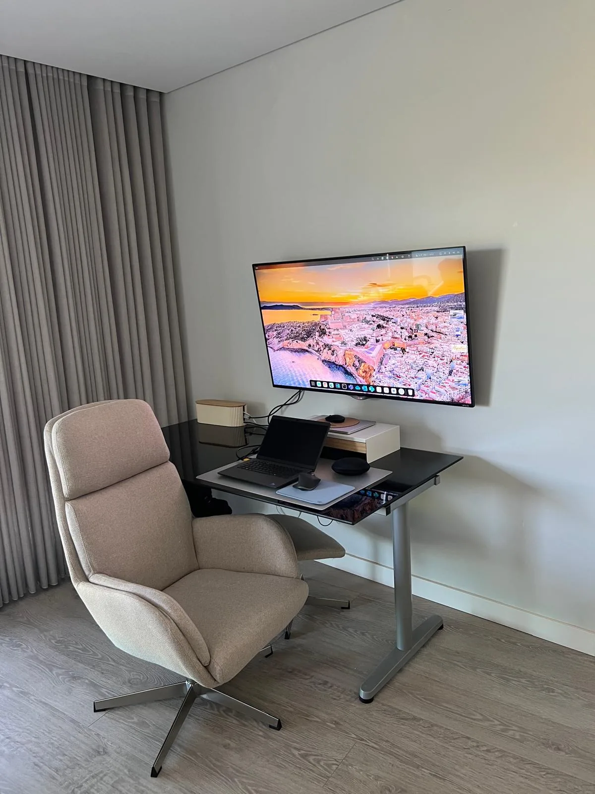 TV murale dans un bureau avec passage de câbles