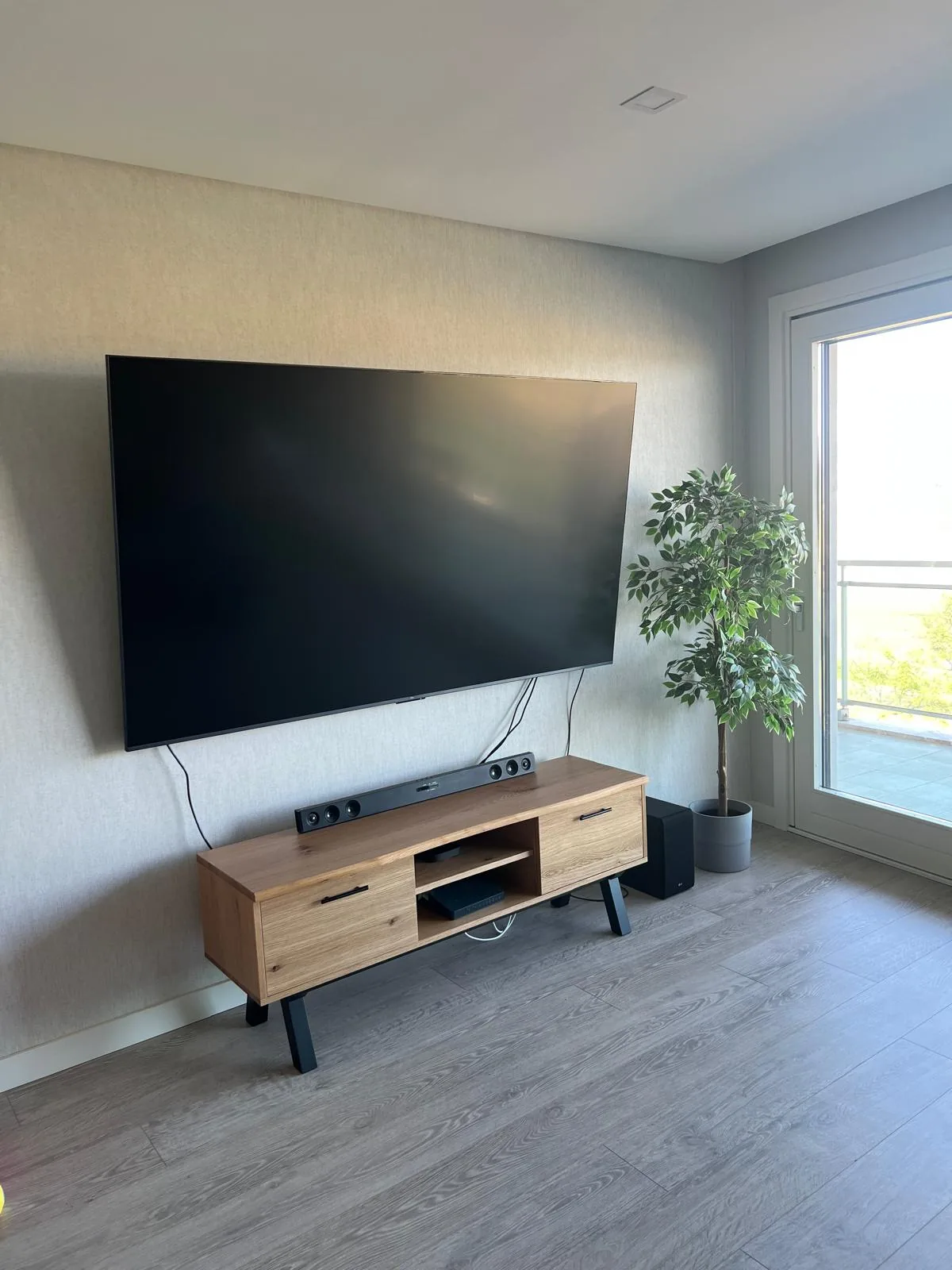 Montage TV au-dessus d'un meuble avec barre de son