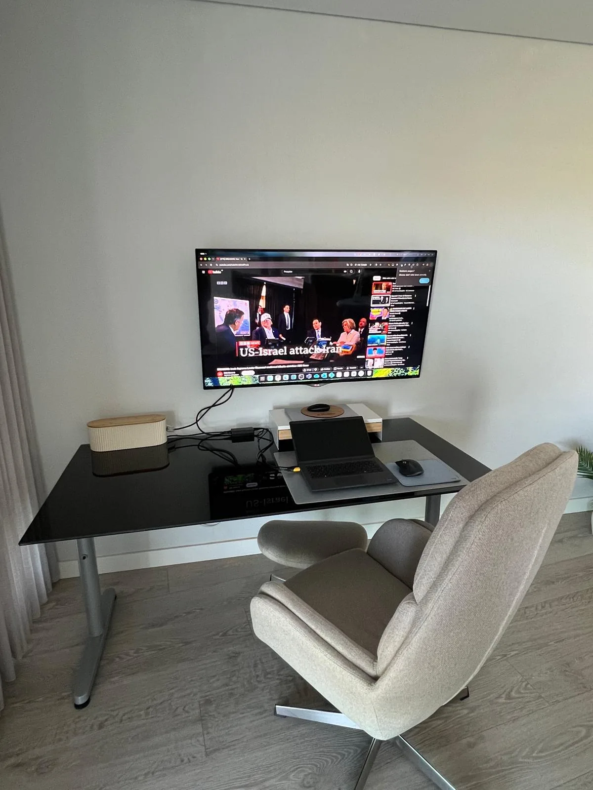 Installation TV avec câbles au bureau