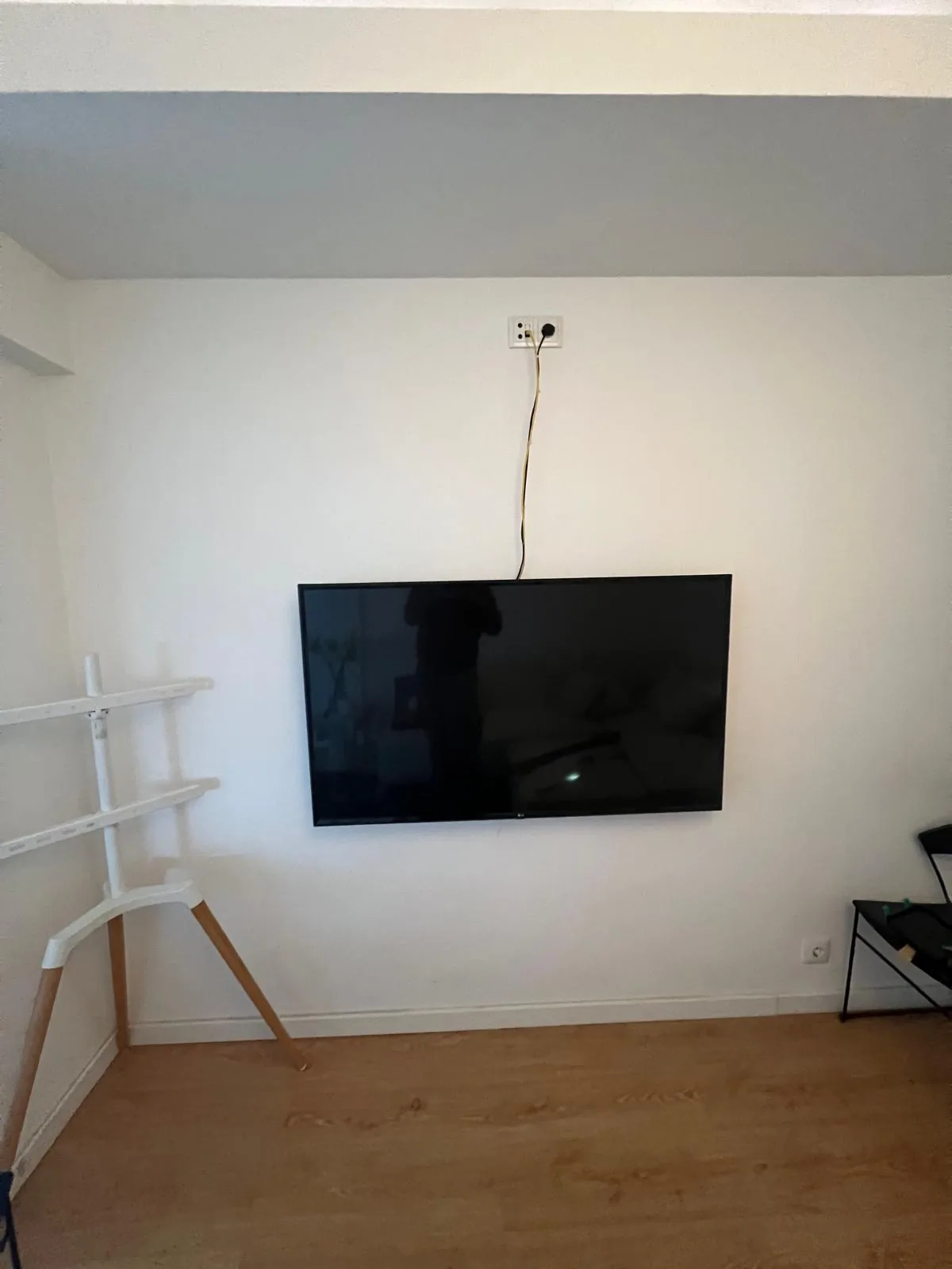 TV au mur avec raccordement électrique