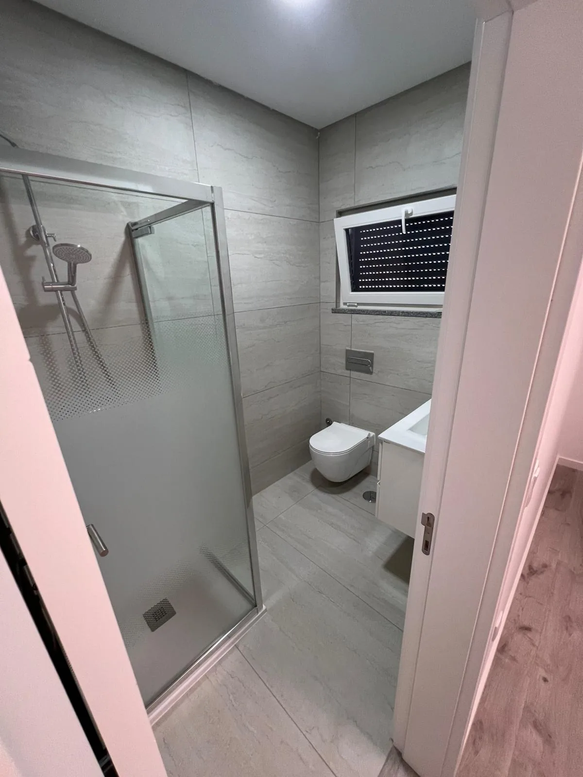 Salle de bain rénovée avec carrelage gris dans le Grand Lisbonne