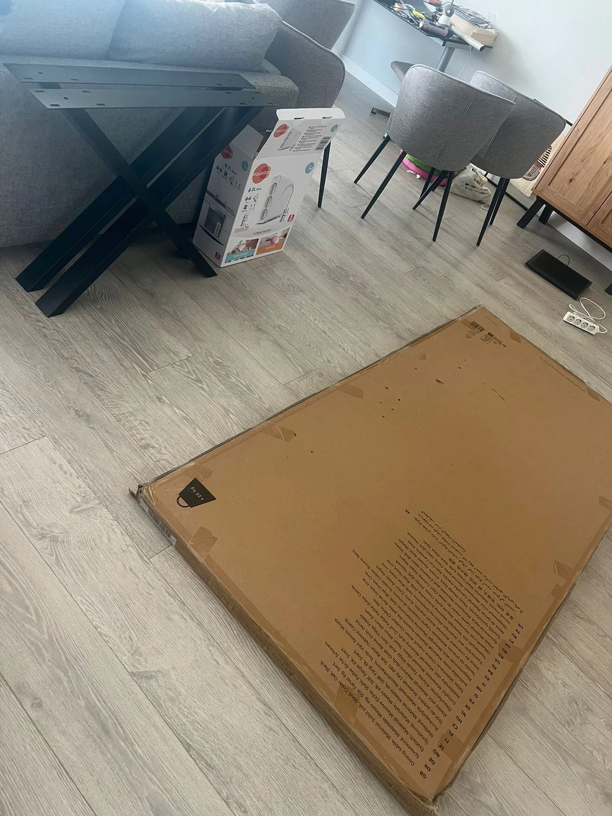 Table de salon montée avec structure stable et de niveau