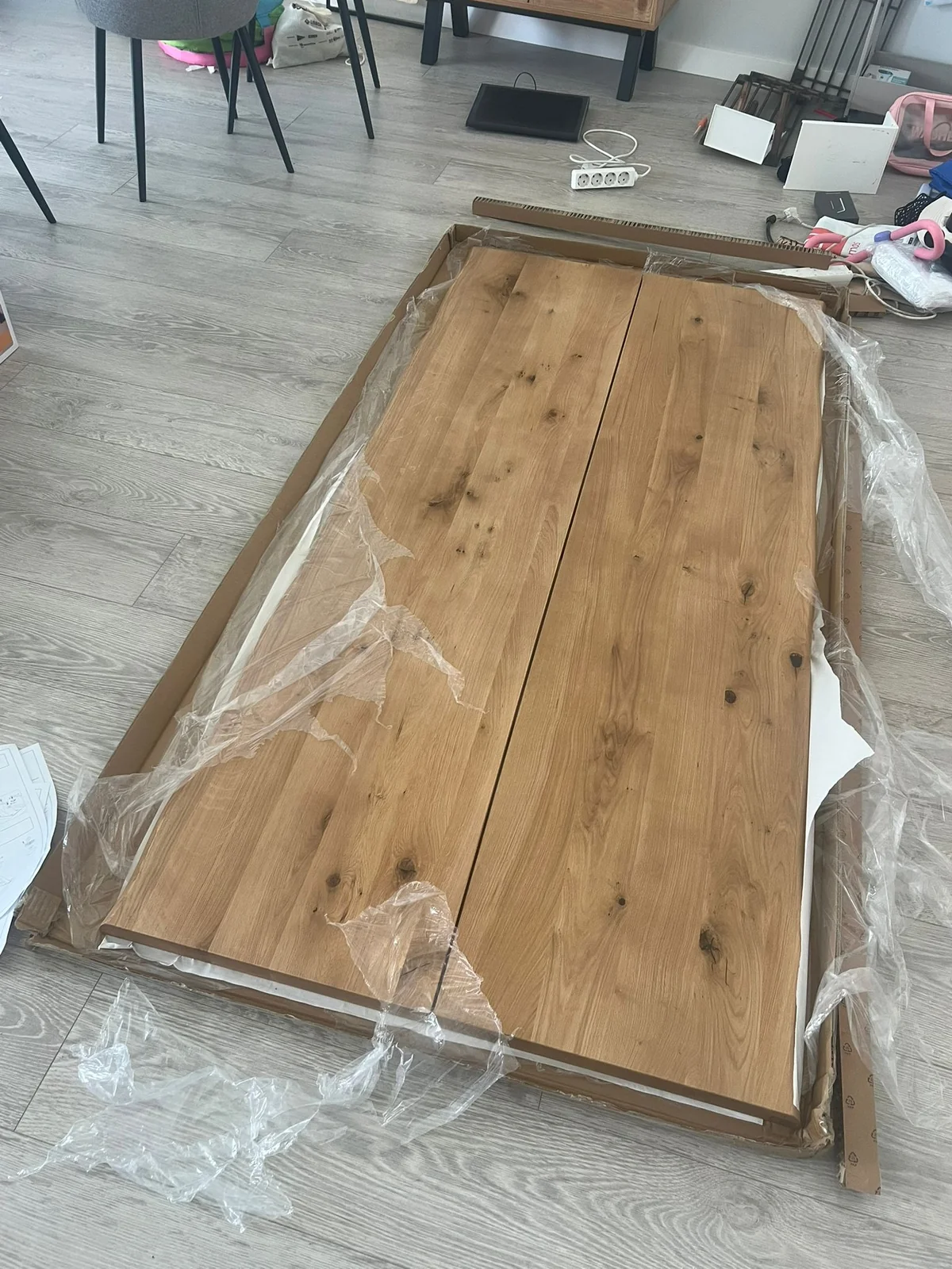 Buffet ou meuble de salon en cours de montage