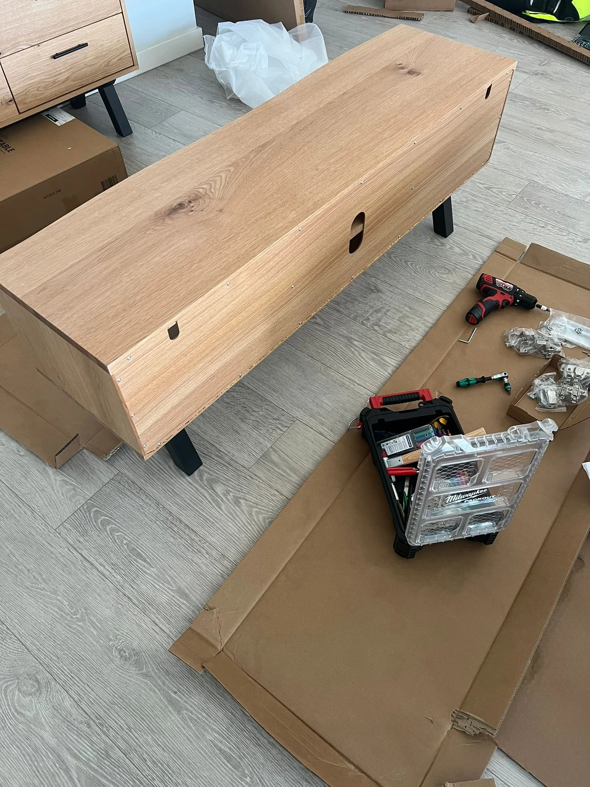 Table à manger montée avec finition alignée dans l'espace
