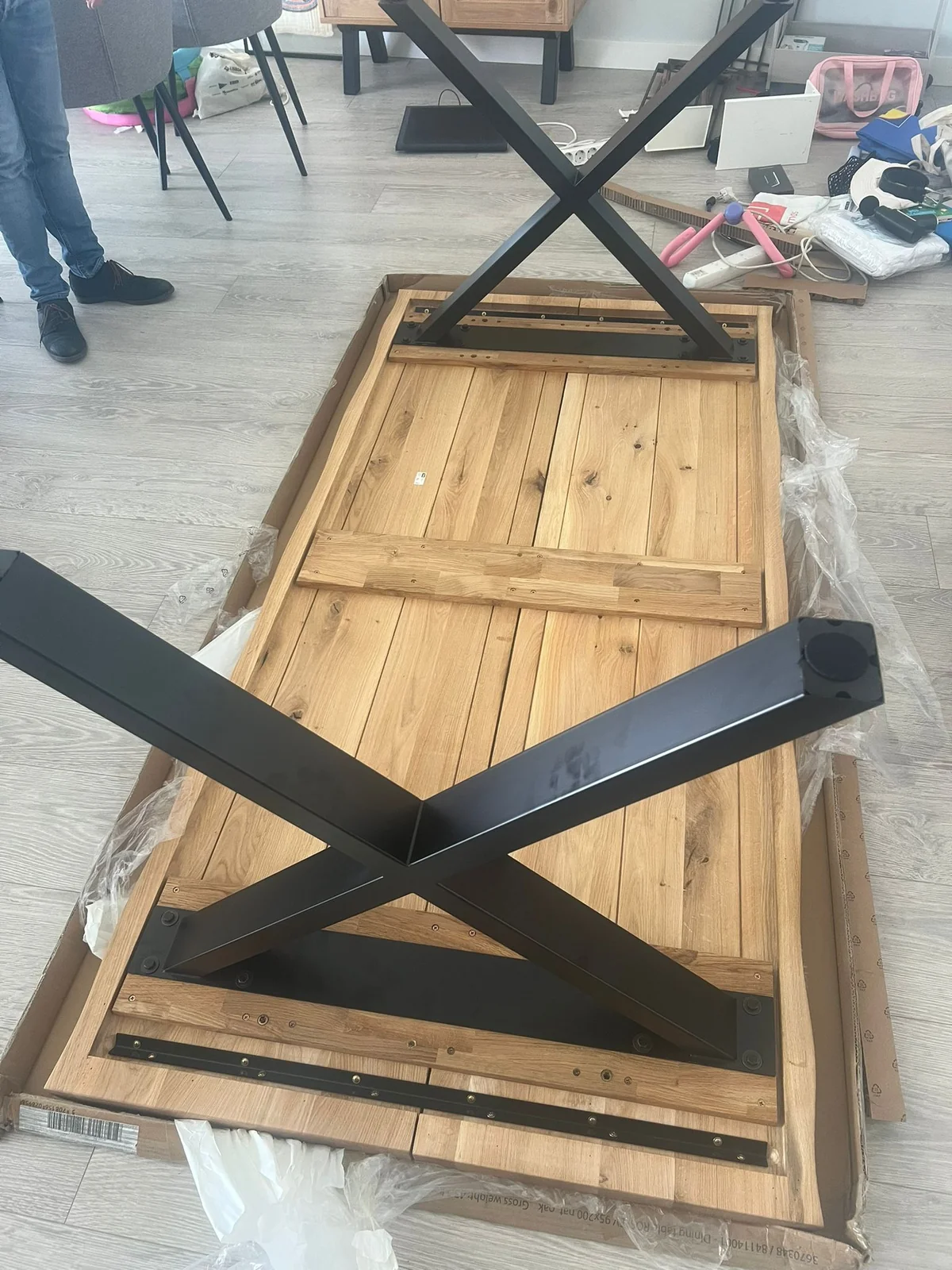 Intérieur de salon avec meubles neufs montés et protégés