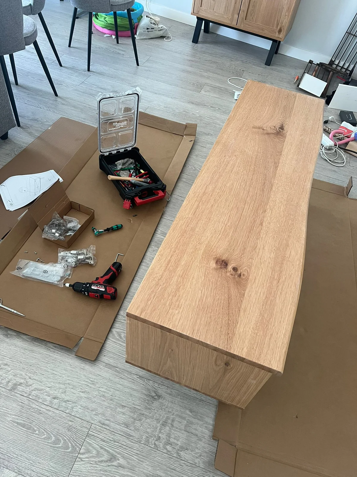 Réglage de portes et tiroirs sur un buffet de salon