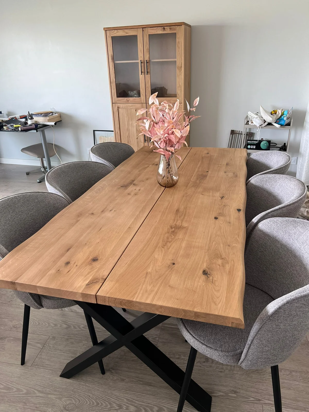Buffet de salon monté avec portes et étagères alignées