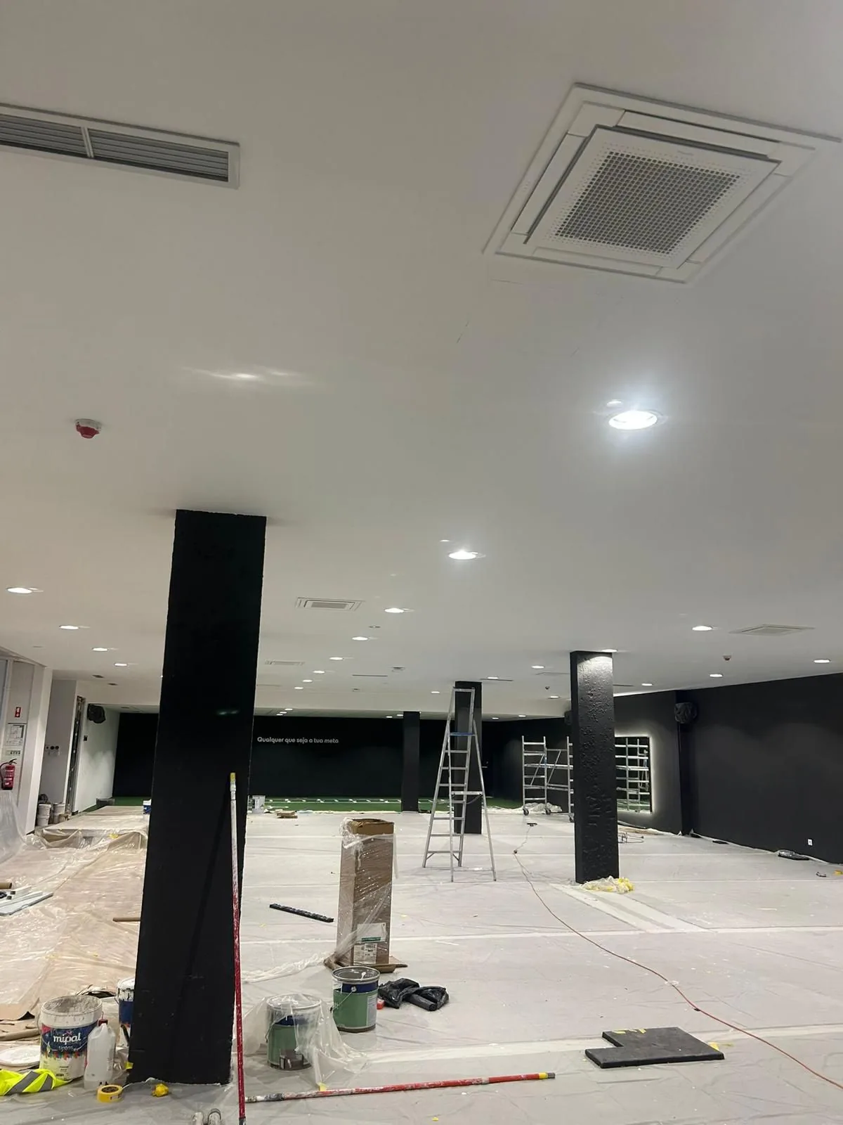 Travaux de peinture intérieure avec protection du sol et matériel professionnel