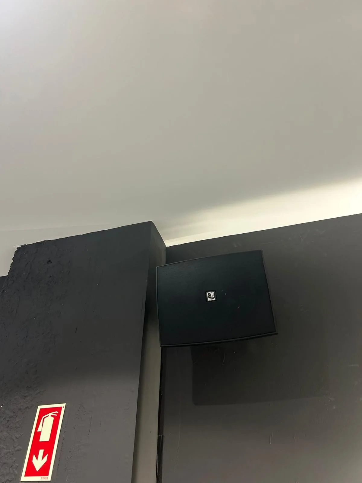 Peinture de murs intérieurs avec finition uniforme sur un pilier