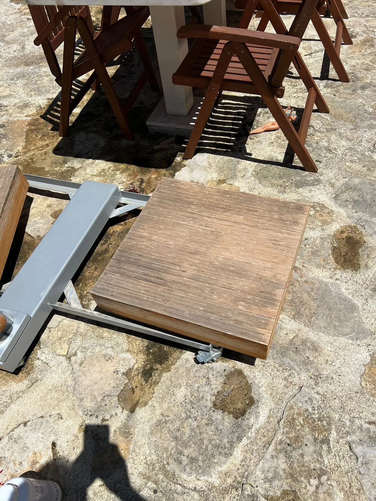 Mobilier de jardin en bois avant restauration et peinture extérieure