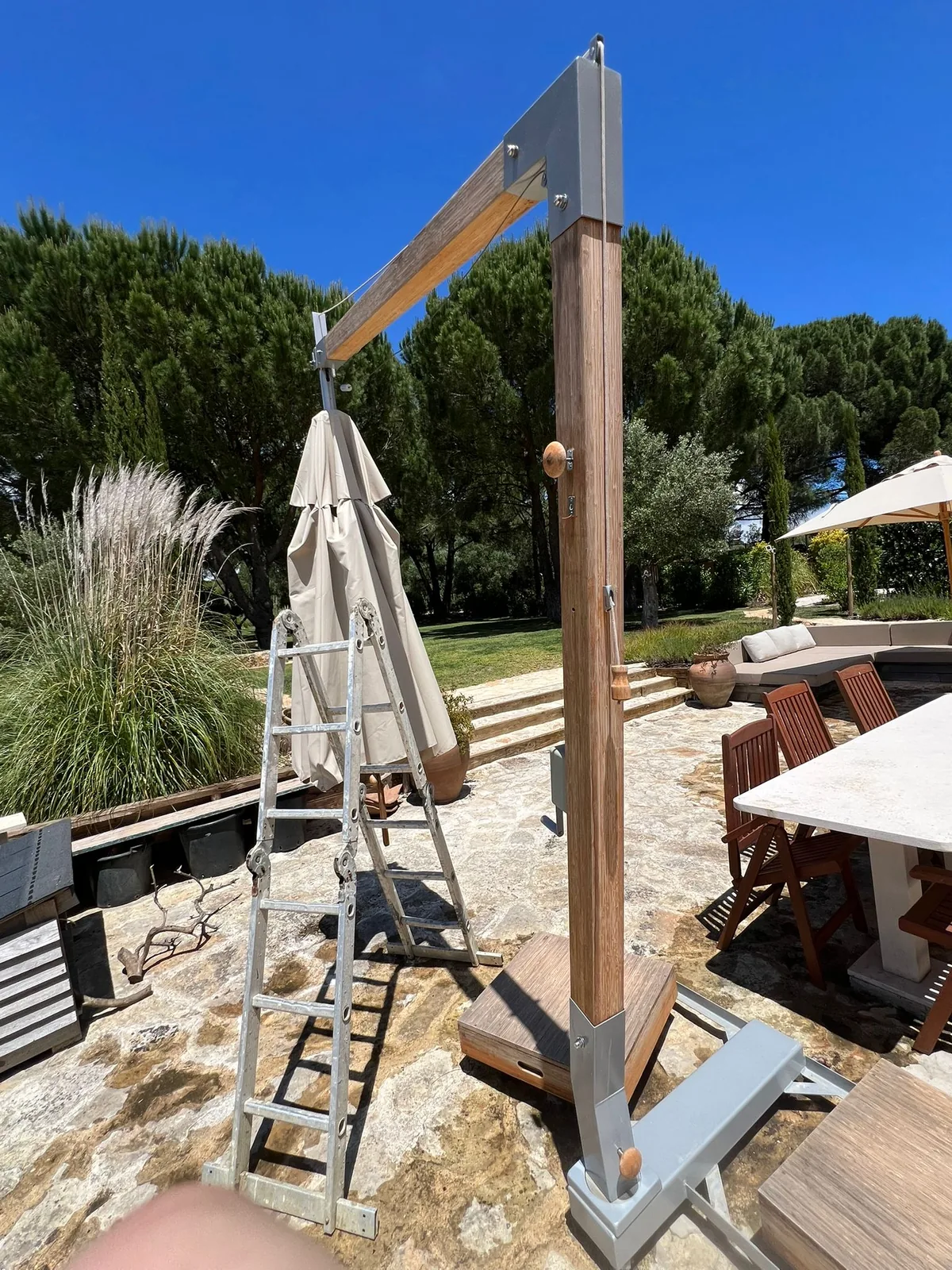 Structure en bois extérieur avec traitement et peinture de protection