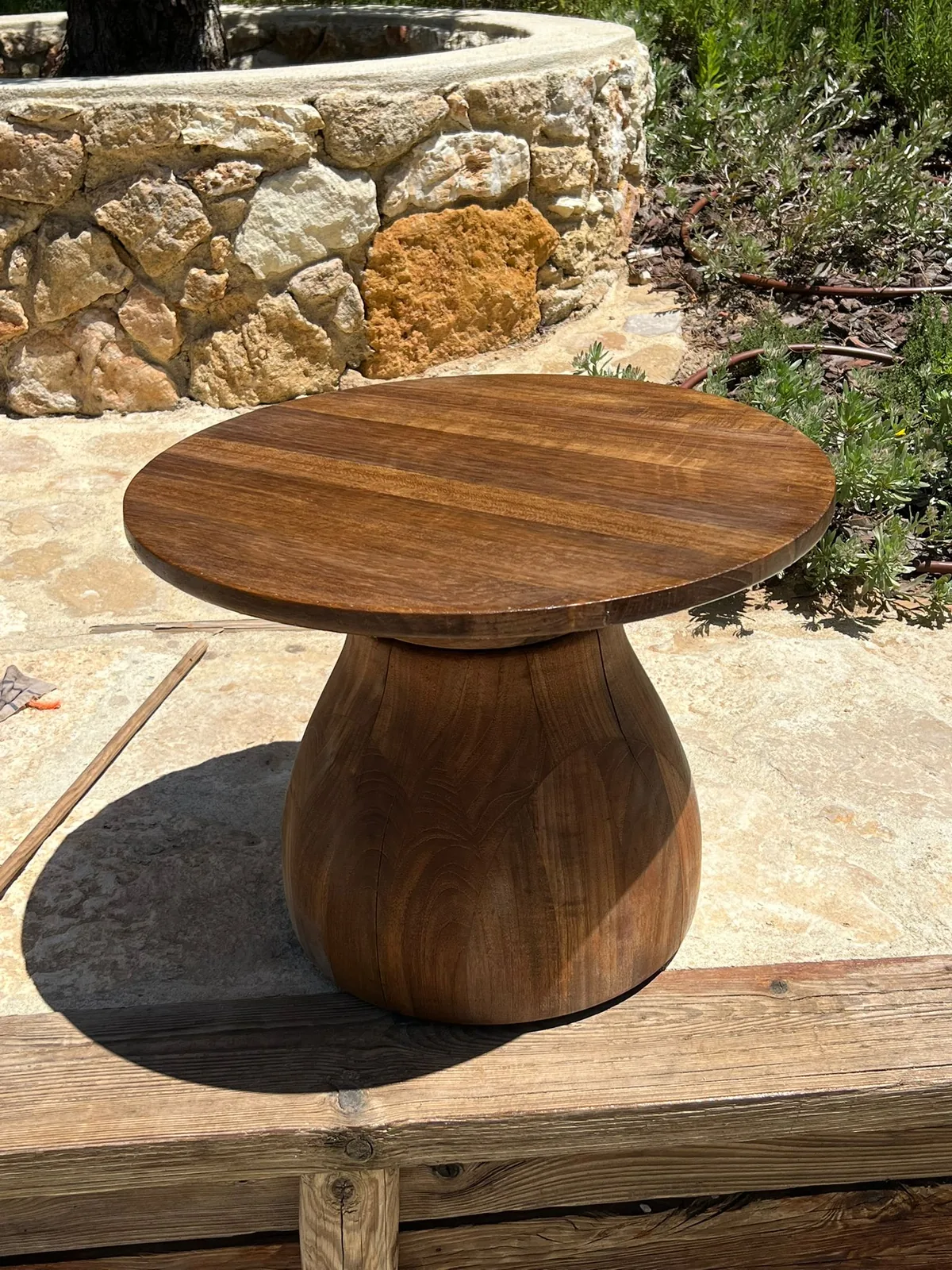 Détail de bois extérieur restauré avec finition uniforme