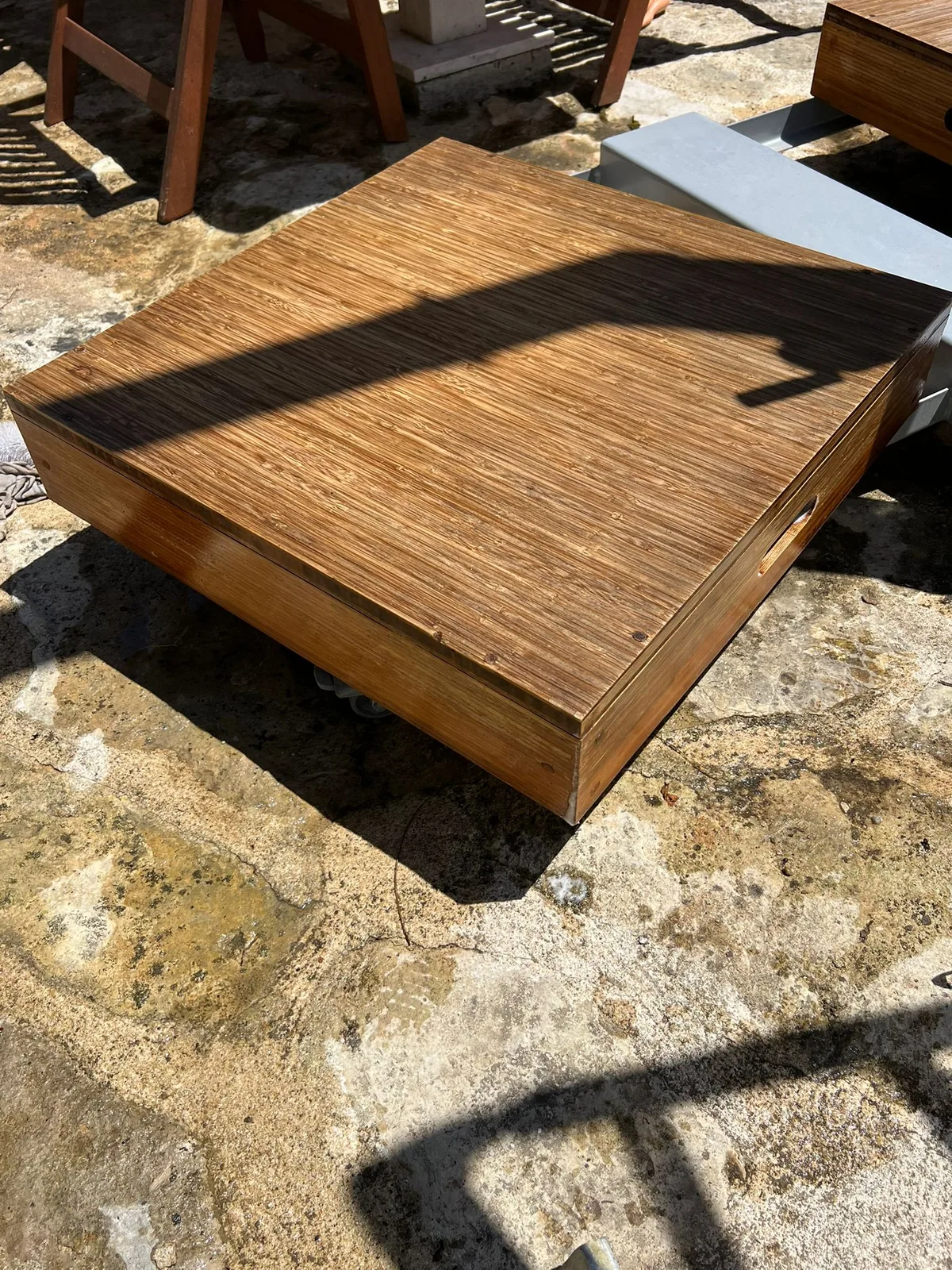 Mobilier extérieur en bois protégé contre le soleil et l'humidité