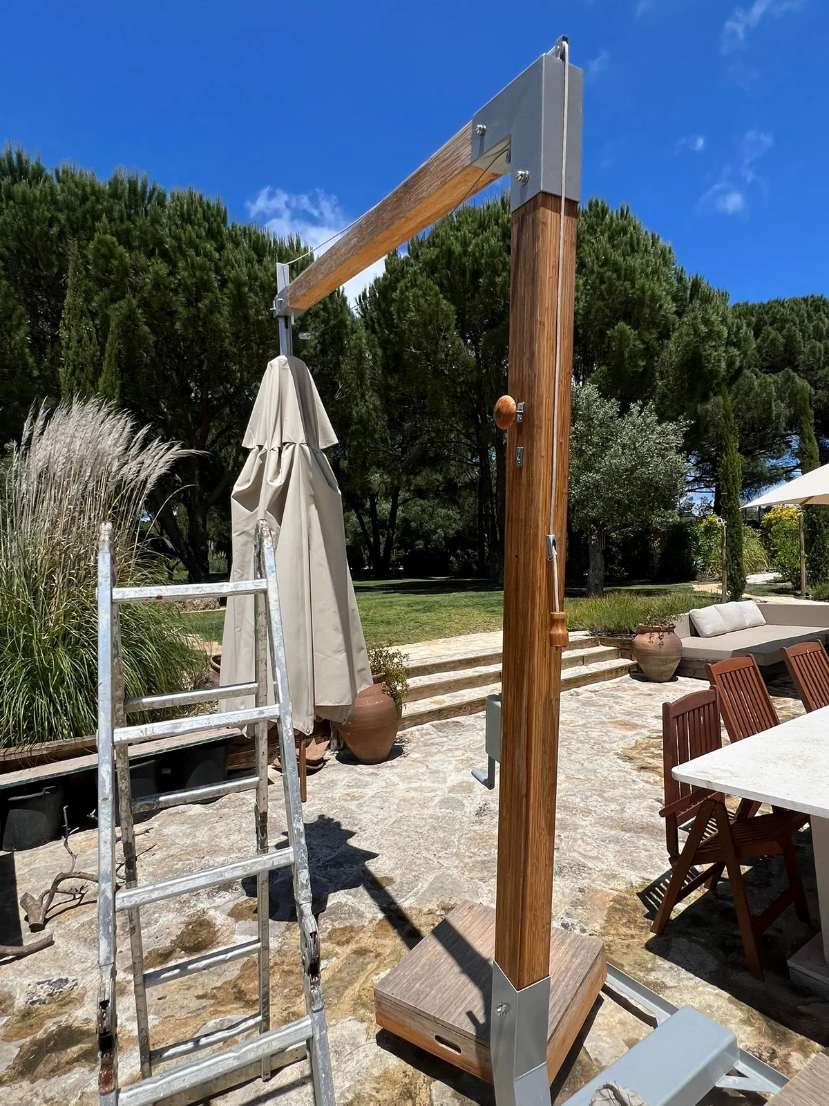 Pergola ou structure de jardin avec bois traité et peint