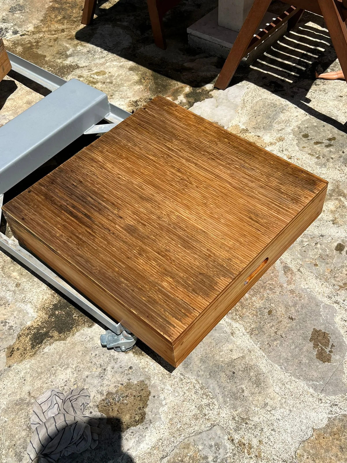 Détail de bois extérieur avec protection appliquée et finition uniforme